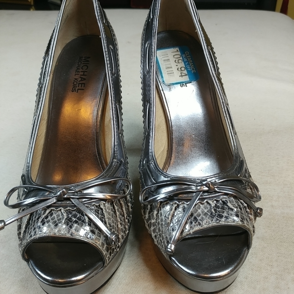 M Michael Kors Womens Silver snakeskin open toe Pl